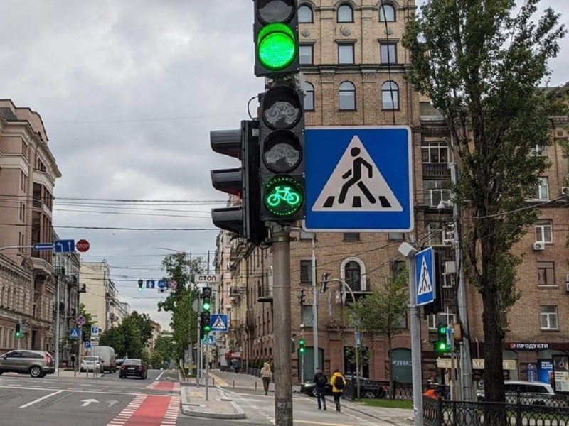 Світлофори пофарбують по-новому! – В мережі розлітаються меми про “доленосне” рішення