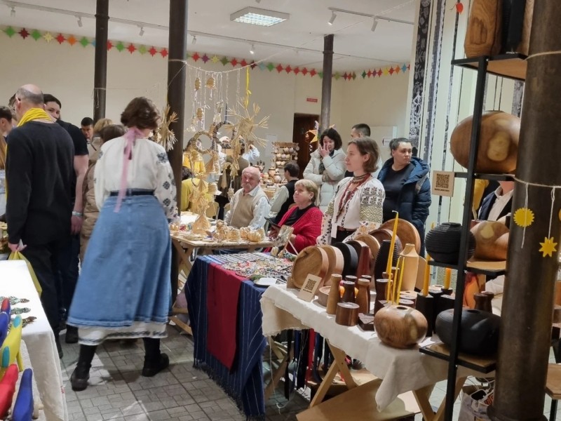 Подарунки, що зберігають тепло рук: Музей Гончара запрошує на святковий ярмарок