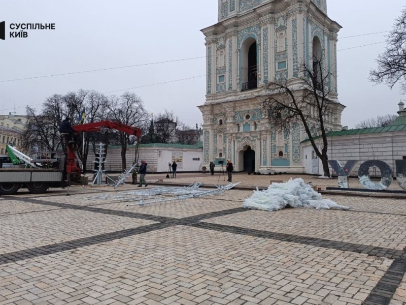 У Києві почали встановлювати головну ялинку країни