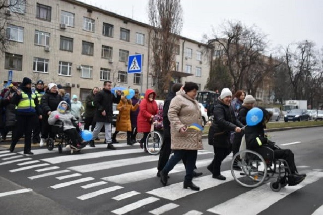 Біля реабілітаційного центру на Оболоні облаштували підвищений наземний перехід