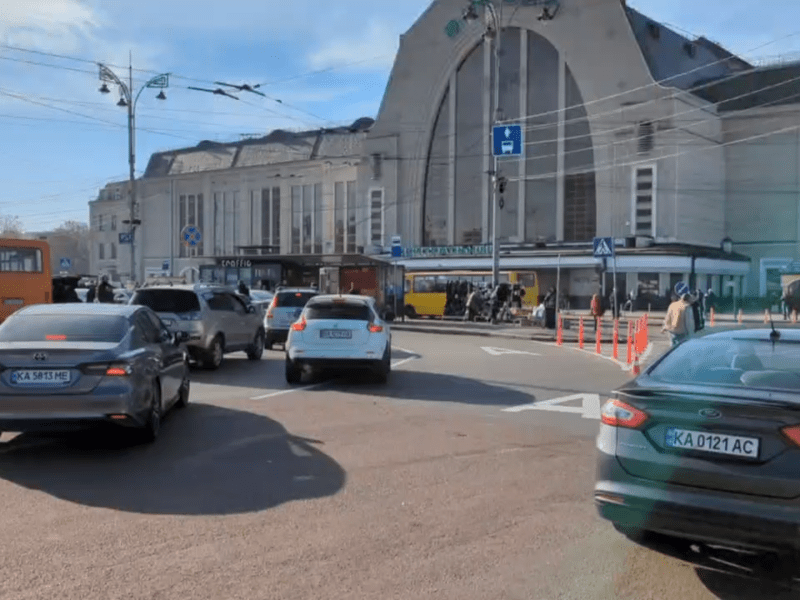 На площі біля центрального вокзалу прибрали паркувальний хаос