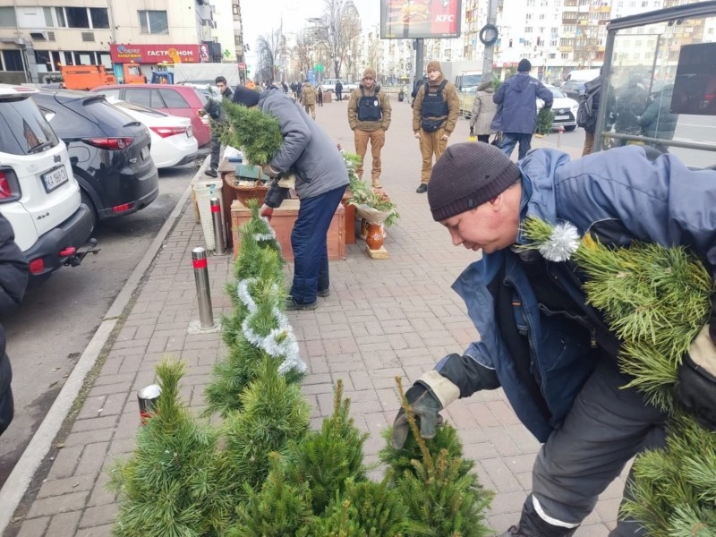 “Прощавайте, зелені красуні”: у Києві розігнали 30 базарів з ялинками, дерева повідбирали