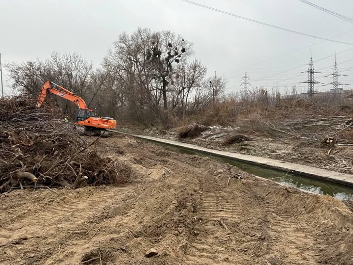 У трьох районах Києва почали розчищати русло Либеді