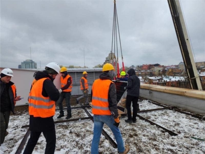 На даху київського ЦУМу встановлюють сонячні панелі