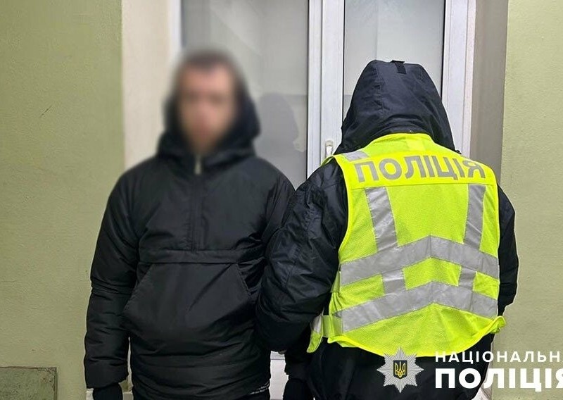 У Києві затримали наркоділка, який маскував психотропи під подарунки