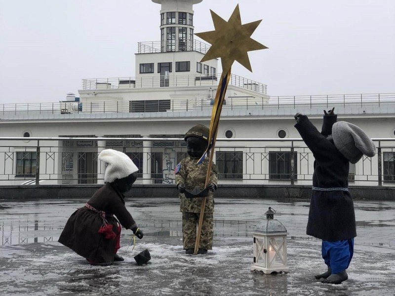 З думкою про ЗСУ: малюки-засновники Києва на Поштовій площі вдягнулися по-святковому