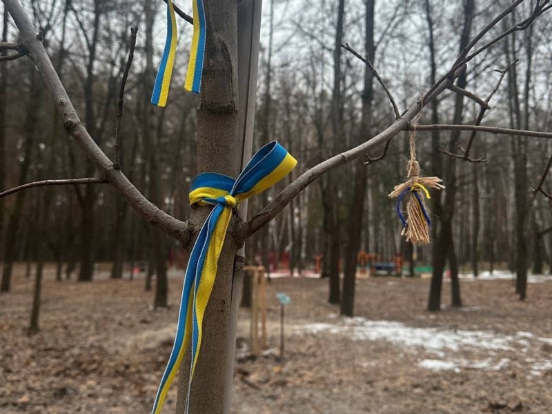 Дружини полеглих воїнів посадили дерева у пам’ять про коханих