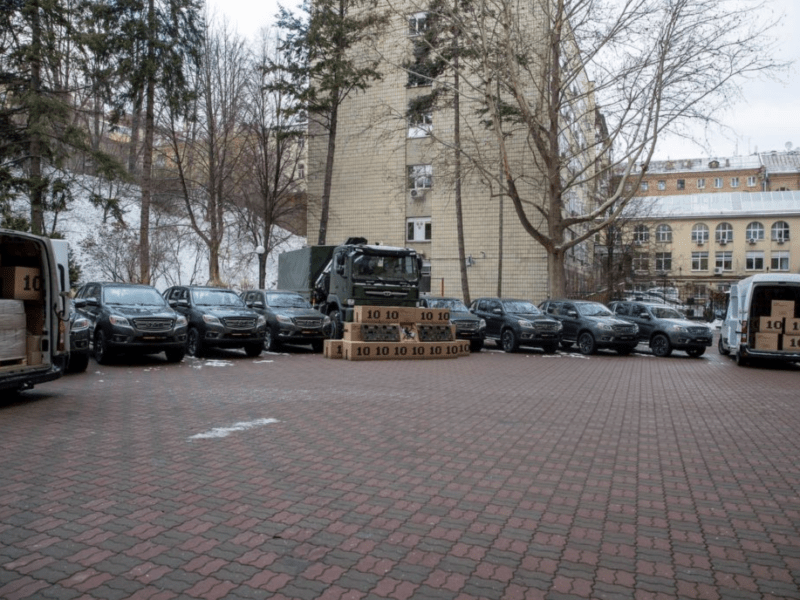 Пікапи та найкращі дрони: Київ відправив чергову партію допомоги на фронт