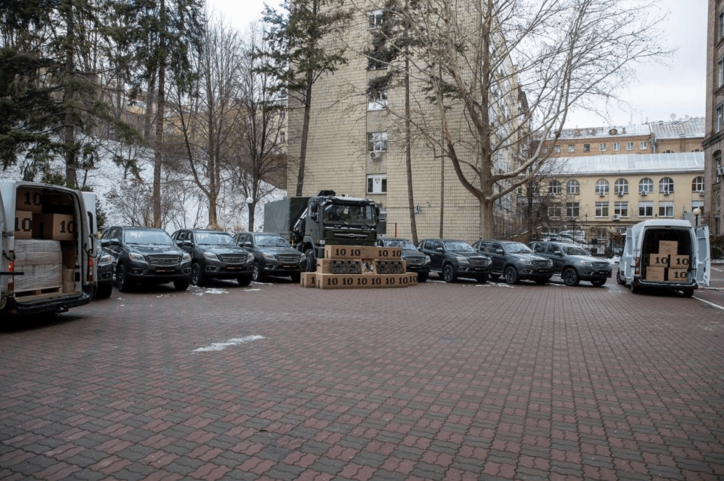 Пікапи та найкращі дрони: Київ відправив чергову партію допомоги на фронт