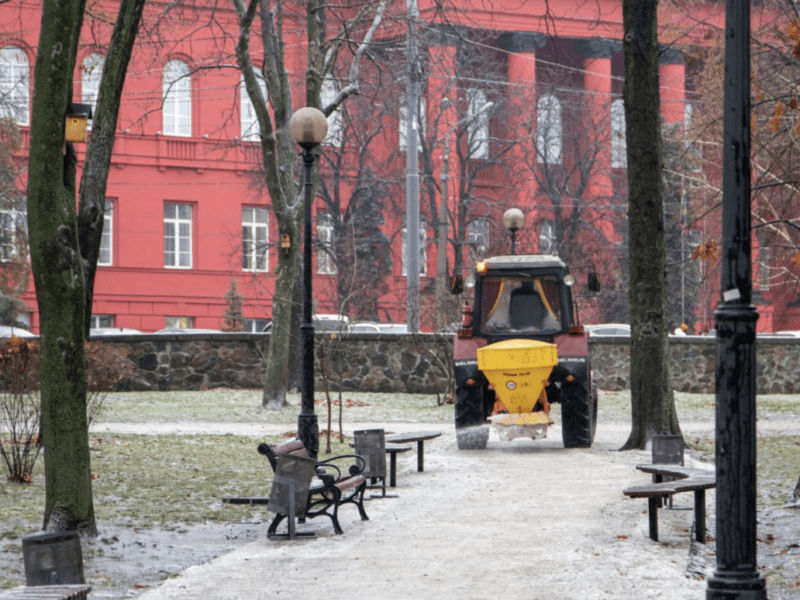 Столичних водіїв просять не паркуватися на узбіччях доріг – у місті працює спецтехніка