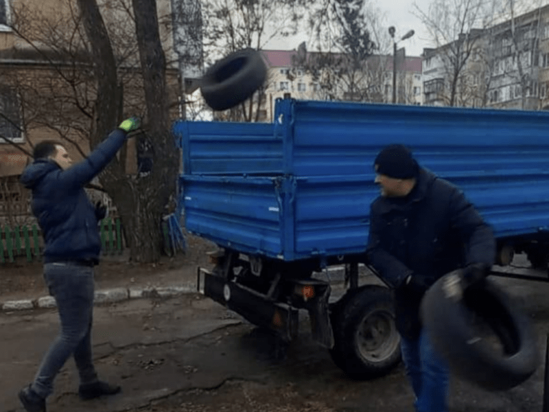 Чистому місту бути: з чотирьох вулиць Дарниці вивезли старі покришки