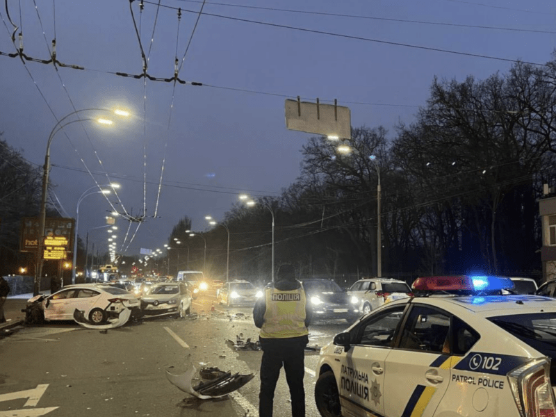 В автотрощі на Солом’янці постраждали троє людей: у поліції розповіли подробиці ДТП