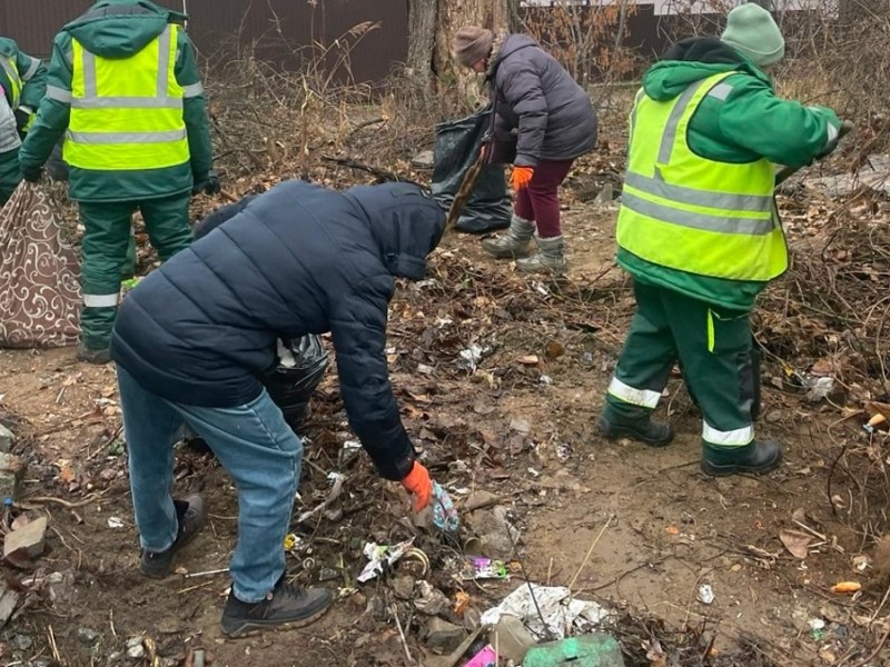 У Дарницькому районі після скарг киян розчистили територію від сміття та бетонних плит