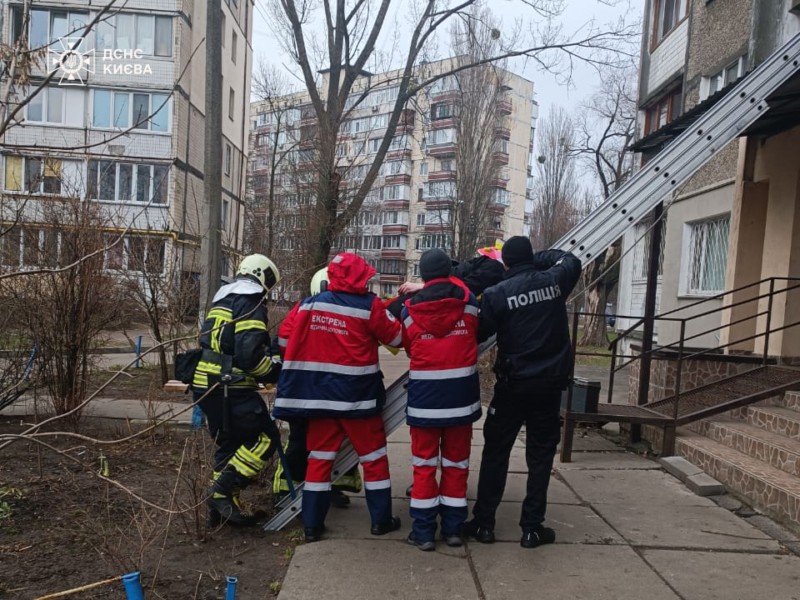 Рятувальники допомогли людині, яка впала на піддашок підʼїзду багатоповерхівки