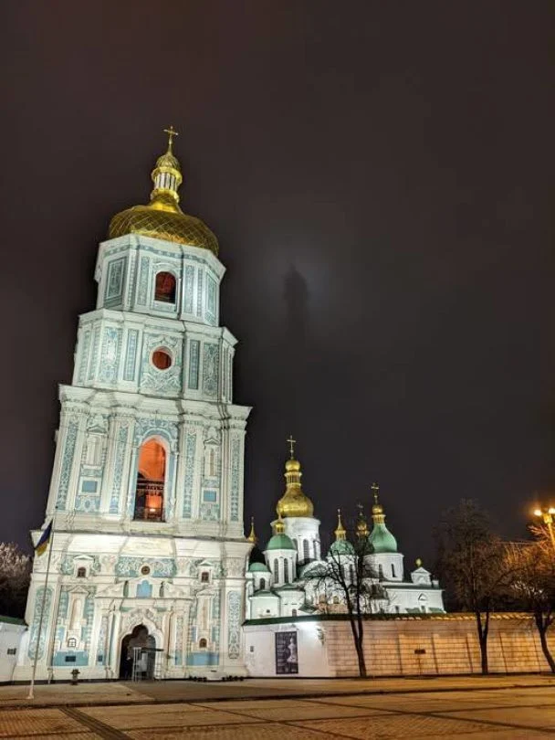 У небі над Софією Київською побачили містичний силует – що це може означати