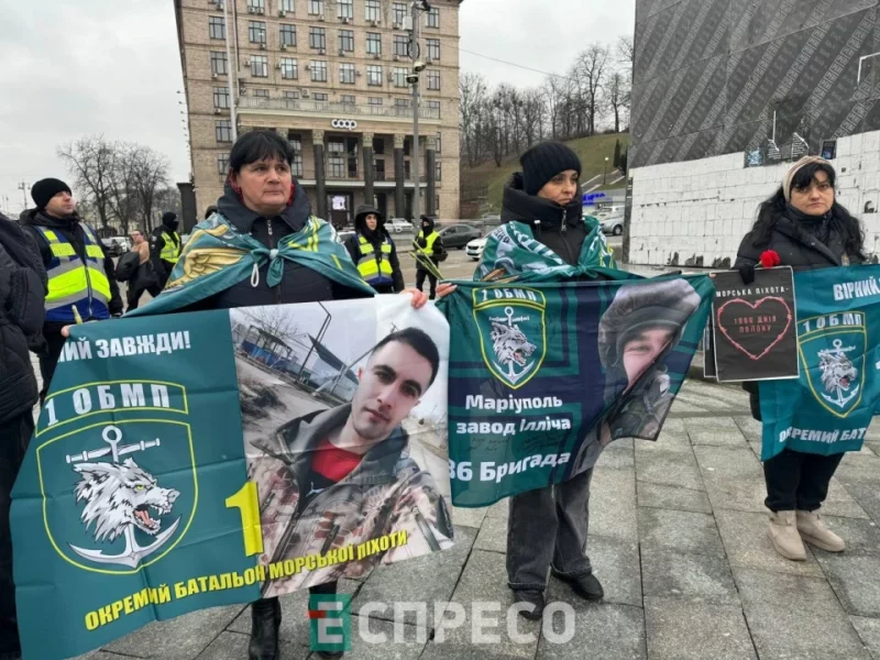 “1000 днів полону”. На Майдані Незалежності провели акцію на підтримку захисників Маріуполя