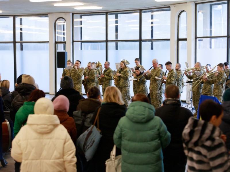 У столичній підземці лунали українські мелодії у виконанні військового оркестру