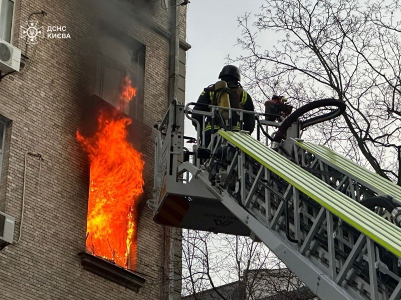 На Печерську гасять пожежу у будинку, врятовано жінку – фото від рятувальників