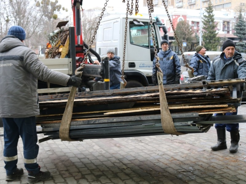 Печерськ позбувся незаконних сезонних майданчиків: найбільший із них розбирали кілька днів