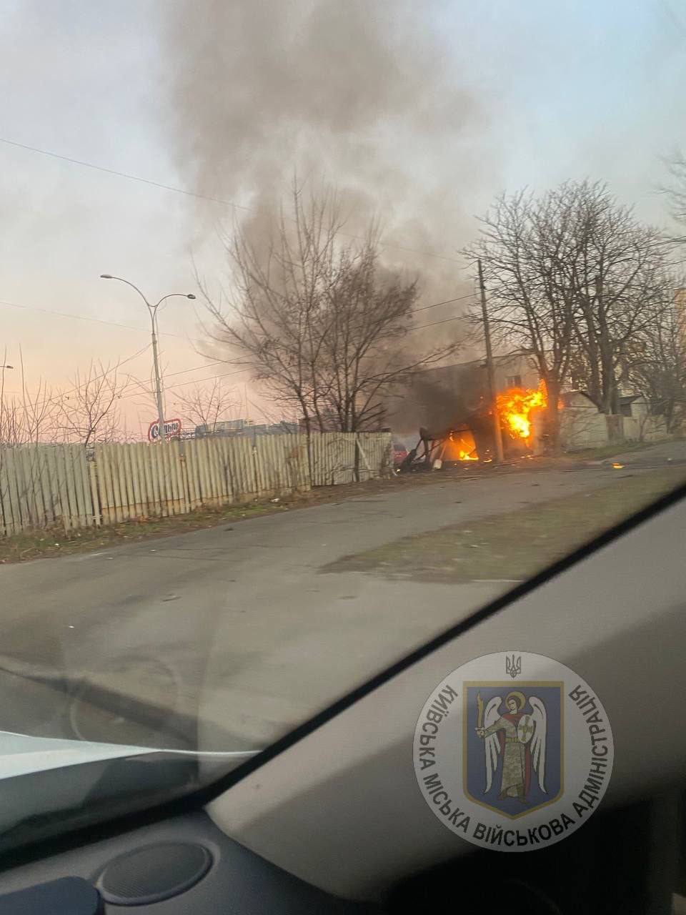 Уламки шахеда впали у Святошинському районі – у житловому будинку вибило вікна, пошкоджено автівки