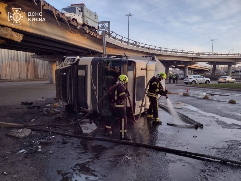 На Південному мосту вантажівка злетіла вниз: водія врятовано