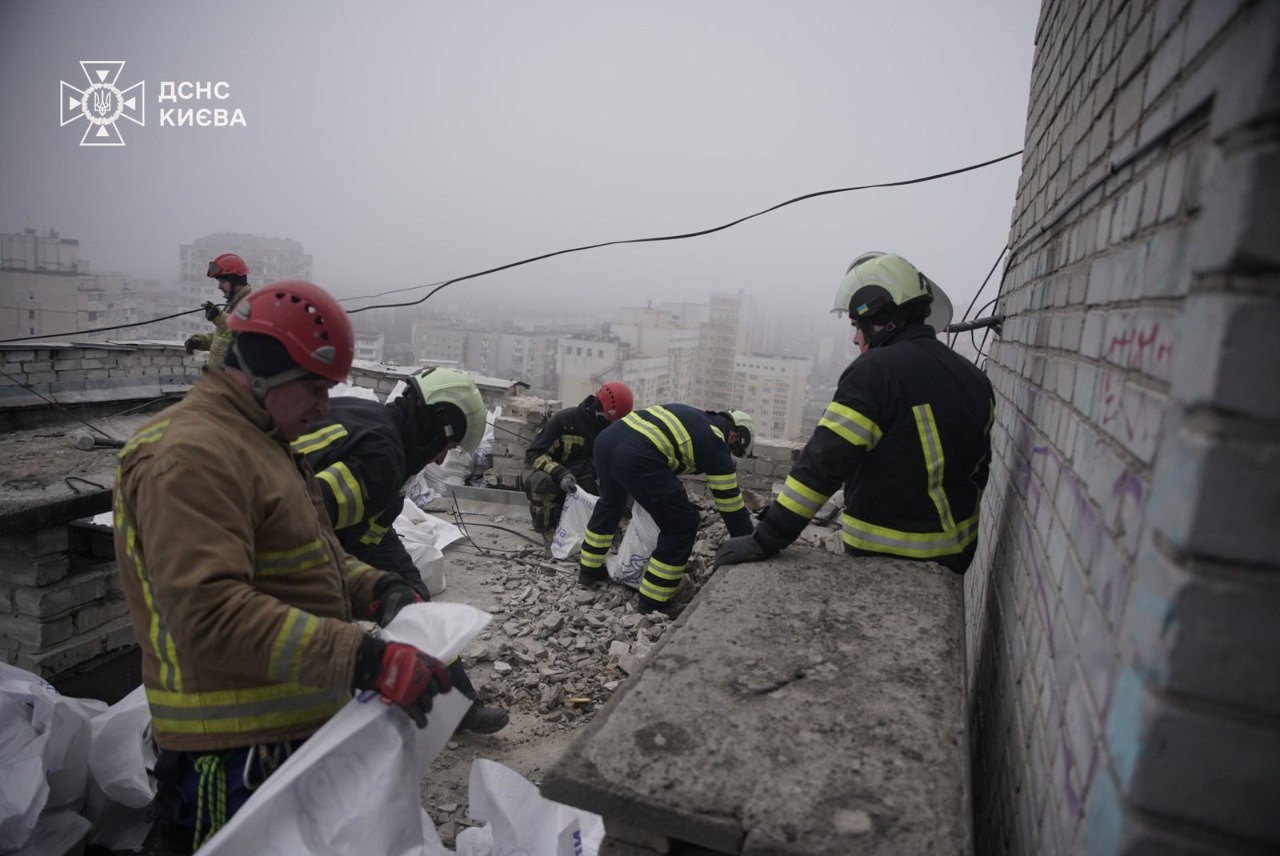 У Солом’янському районі Києва завершили ліквідацію наслідків обстрілу