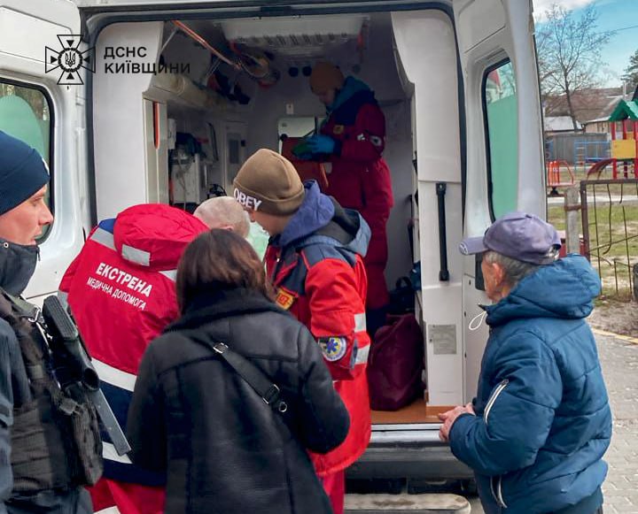 На Київщині жінка випала з 4-го поверху: її госпіталізували до лікарні