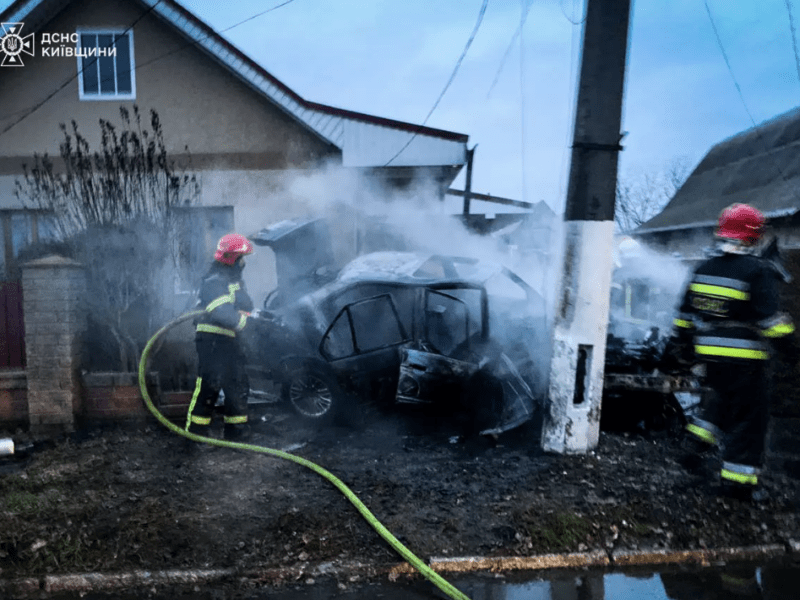 Легковик BMW врізався в паркан та загорівся: троє людей – у лікарні