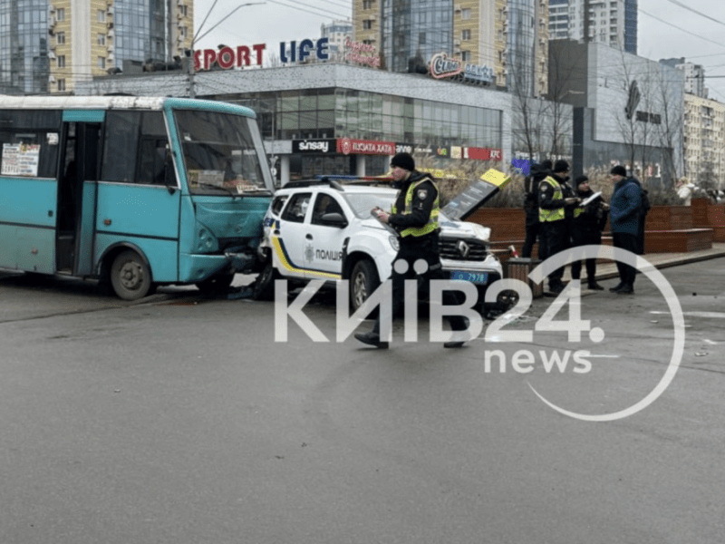 Маршрутка влетіла у два поліцейських авто на Берестейському проспекті