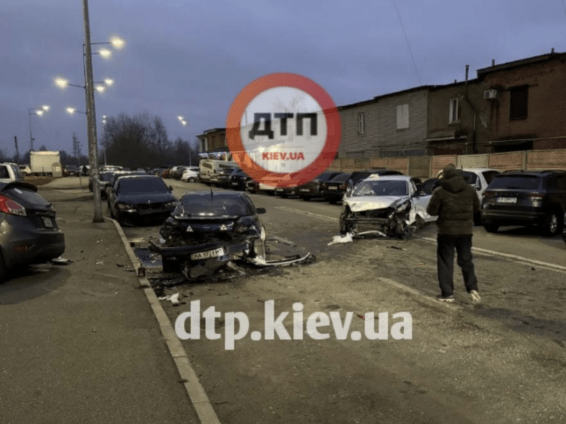 На Позняках пʼяний водій протаранив низку автівок