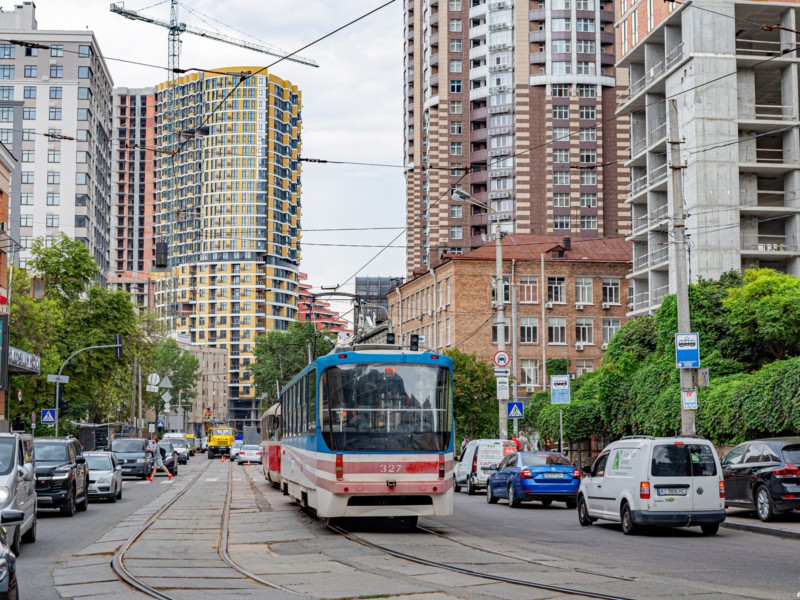 Дочекались! На вулиці Глибочицькій почали ремонтувати зношені трамвайні колії