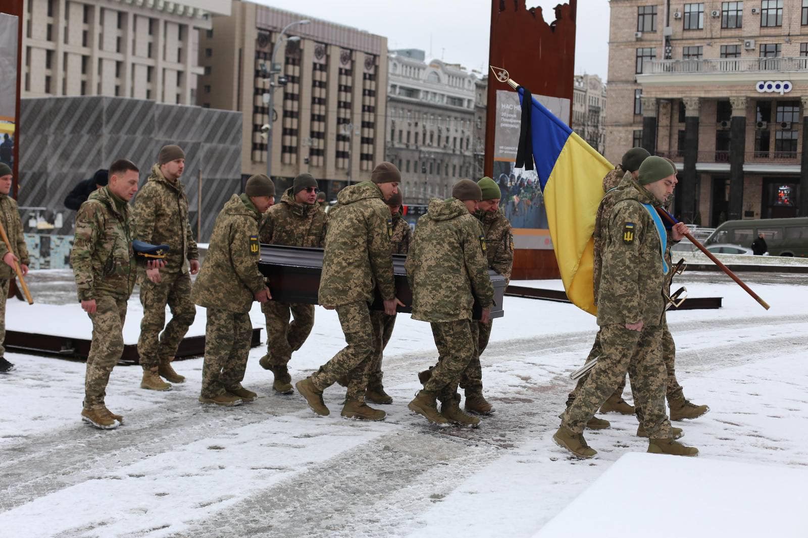 На Майдані Незалежності попрощалися з льотчиком-винищувачем Іваном Болотовим