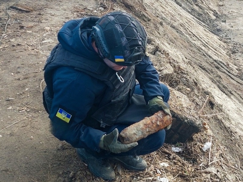 У річці Либідь під час розчистки знайшли артилерійські снаряди