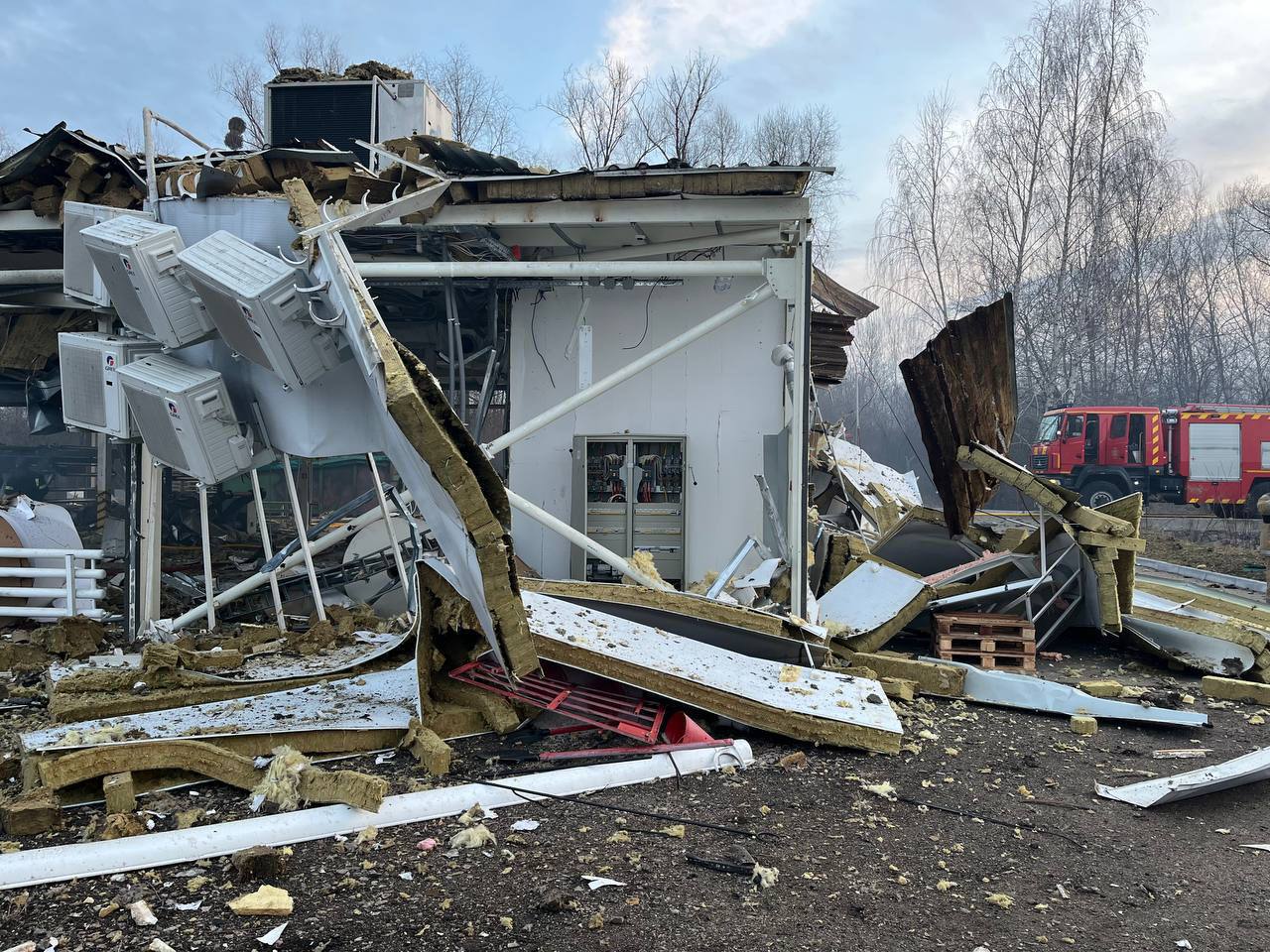 Наслідки нічної атаки на Київщині: пошкоджені будинки та підприємства