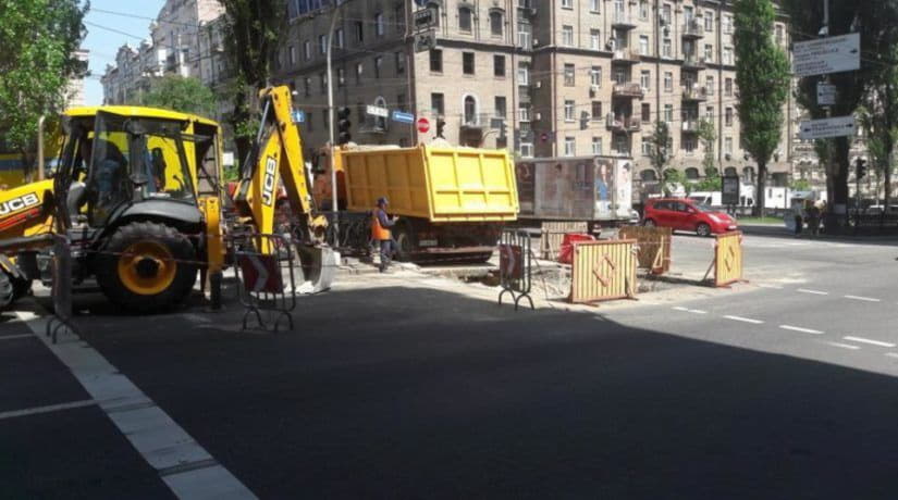 На отремонтированном бульваре Шевченко из-за аварии на инженерных сетях разрыли часть дороги