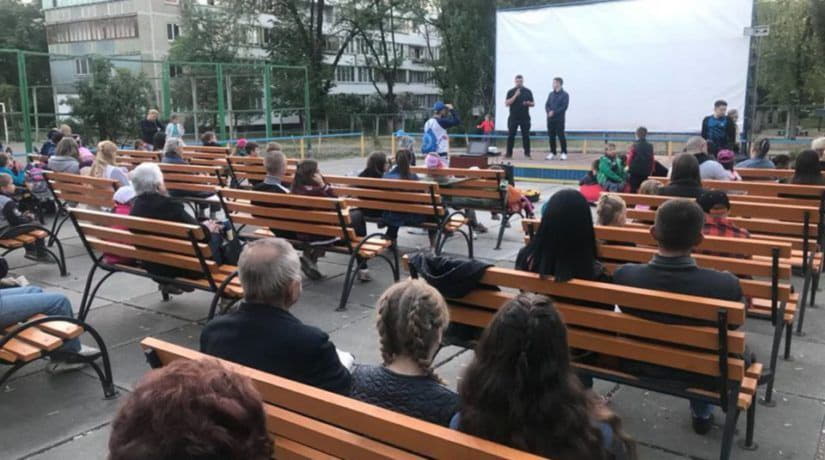 В Деснянском районе во дворе дома открылся летний кинотеатр