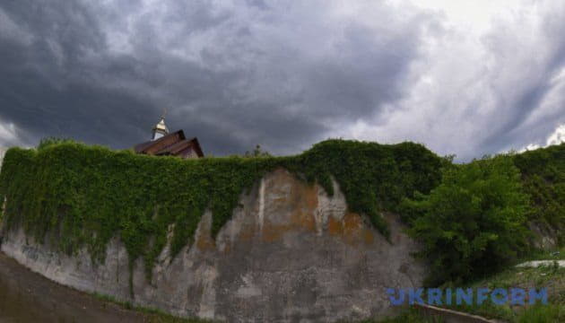 В Киеве представлен восстановленный фрагмент Стены Памяти на Байковой горе