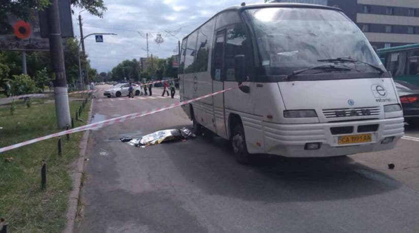 В Борисполе рейсовый автобус сбил на переходе двоих детей, один ребенок погиб