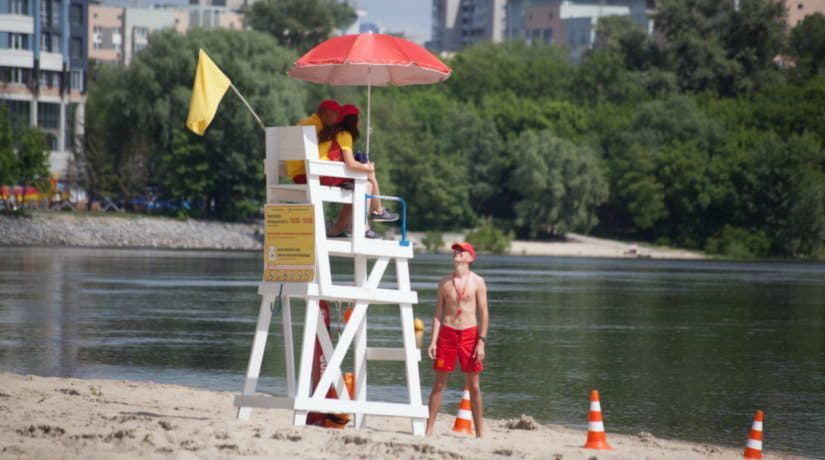 Безопасность на городских пляжах обеспечивают 150 спасателей