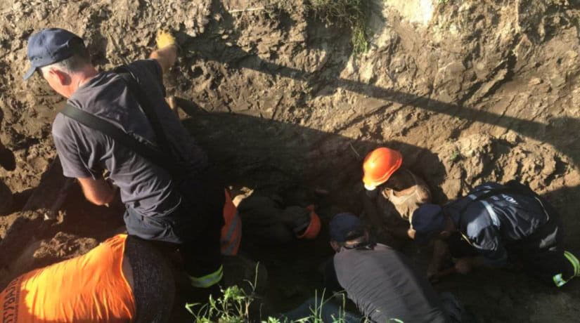 В Борисполе во время ремонтных работ засыпало землей двух сотрудников «Киевоблэнерго»