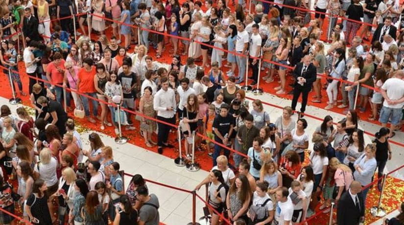 На открытие первого в Украине магазина H&M выстроилась огромная очередь