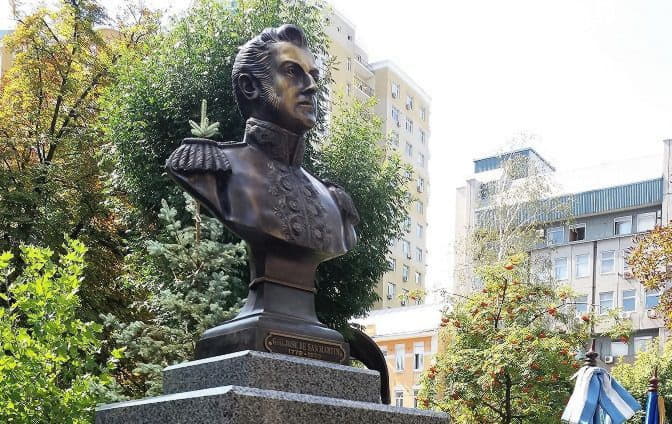 В Голосеевском районе открыли памятник борцу за независимость Аргентины, Чили и Перу