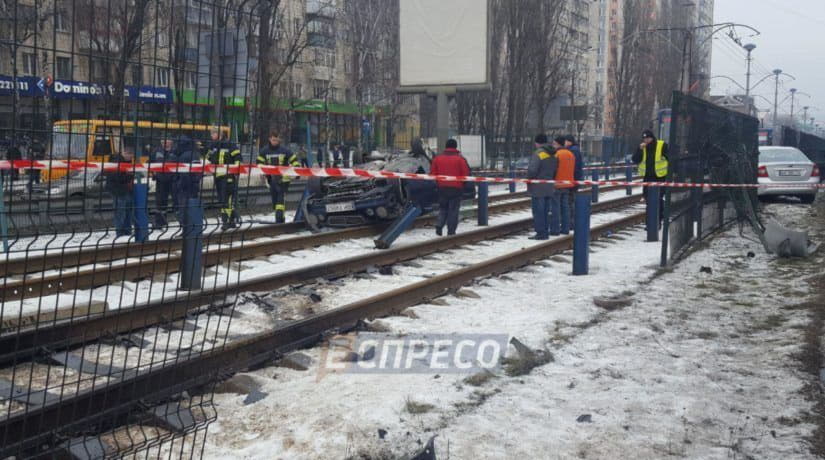 На улице Борщаговской из-за ДТП заблокировано движение трамваев, виновник аварии скрылся