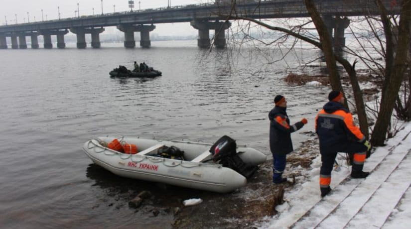 Водолазы ведут поиски тела студентки, прыгнувшей с моста в Днепр