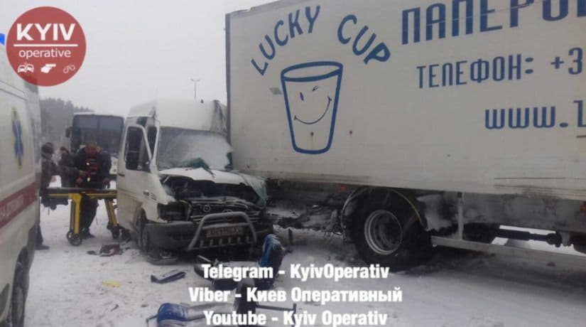 На Житомирской трассе под Киевом произошло ДТП с участием маршрутки и грузовика