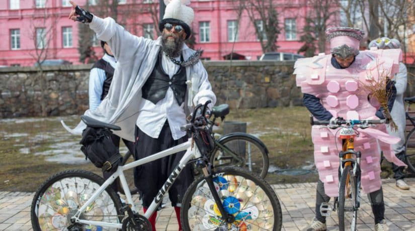 Ко Дню смеха в Киеве состоялся костюмированный велопарад