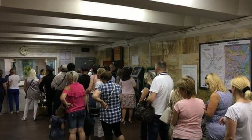 Киевляне выстаивают очереди за картами метро