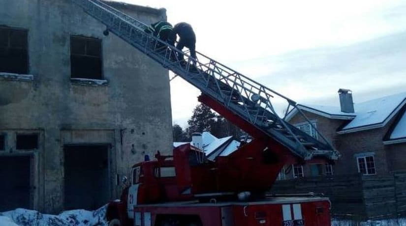 В Броварах спасатели сняли ребенка с крыши недостроенного дома