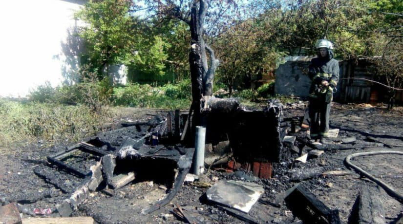 В Днепровском районе из-за сжигания мусора произошел пожар в частном доме