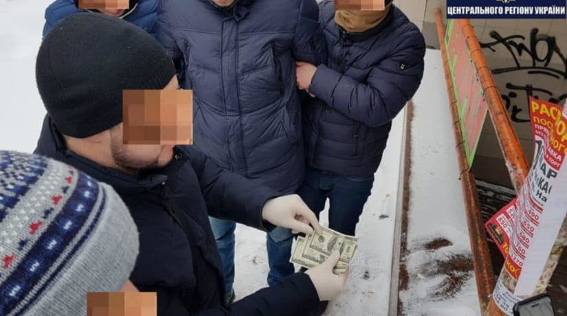 В аэропорту «Борисполь» на взятке задержаны два таможенных инспектора